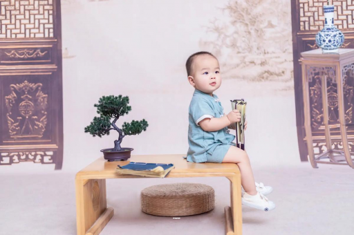 阿勒泰宝宝边吃奶边挣扎烦躁